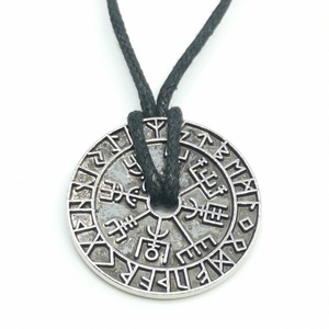 Děrovaný přívěsek s vikingskými runami
